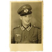 Wehrmachtin valokuvamuotokuva Unteroffizier-Pionierista, jolla on visiirilakki ja M36-tunika päässään